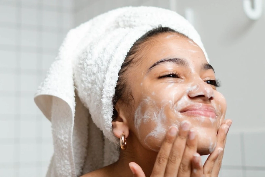طریقه شستشوی صورت بعد از اندولیفت