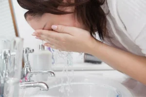 طریقه شستشوی صورت بعد از اندولیفت