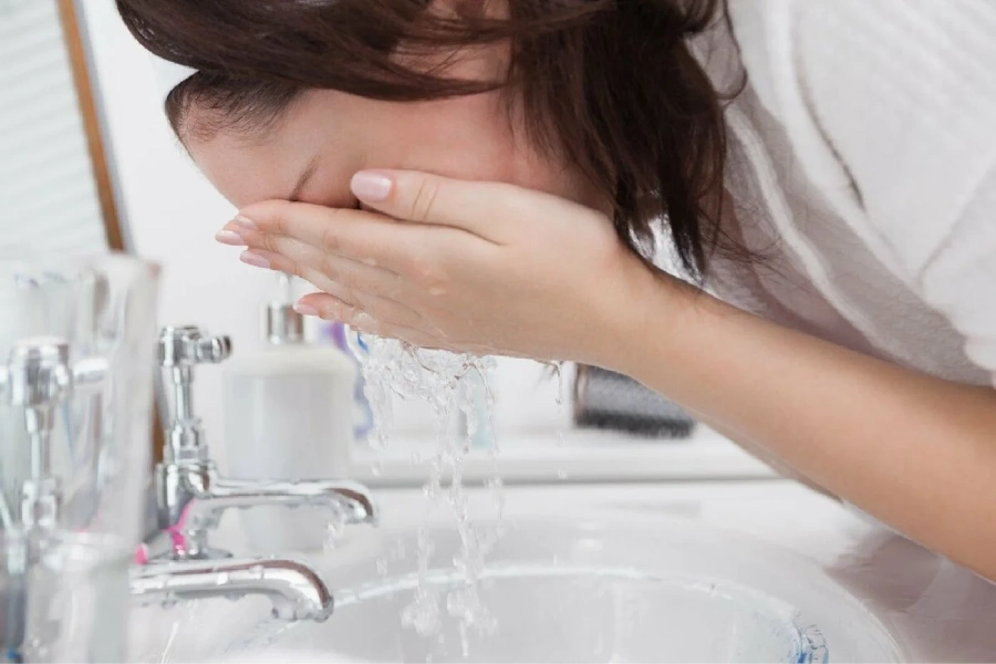 طریقه شستشوی صورت بعد از اندولیفت